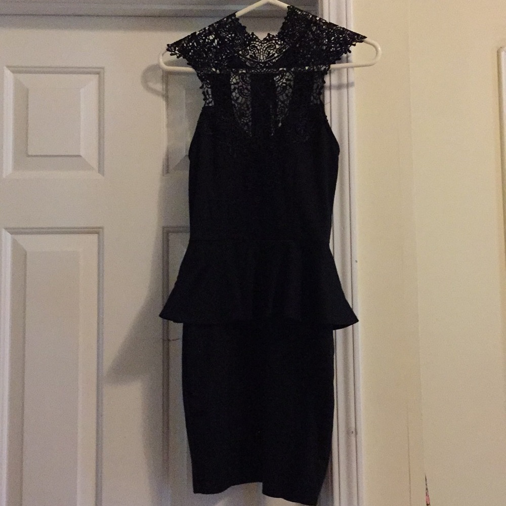 Body con with lace dress with silk ribbon tie